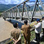 Presiden Prabowo saat meninjau langsung kerusakan jembatan di Kutacane, Aceh Tenggara, Senin (1/12/2025). (Foto: Setpres)