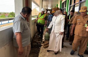 Sidak SMPN 2 Prambon, Wabup Mimik Idayana Soroti Retak Bangunan hingga Drainase