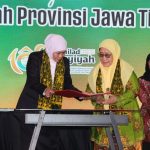 Ketua PWA Jatim, Rukmini Amar (kanan, batik hijau) saat momen milad Aisyiyah ke-108 di Pasuruan. (Foto: Suara Aisyiyah)