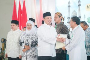 Khofifah–Menteri ATR Serahkan 2.532 Sertipikat Wakaf dan Tempat Ibadah di Jatim