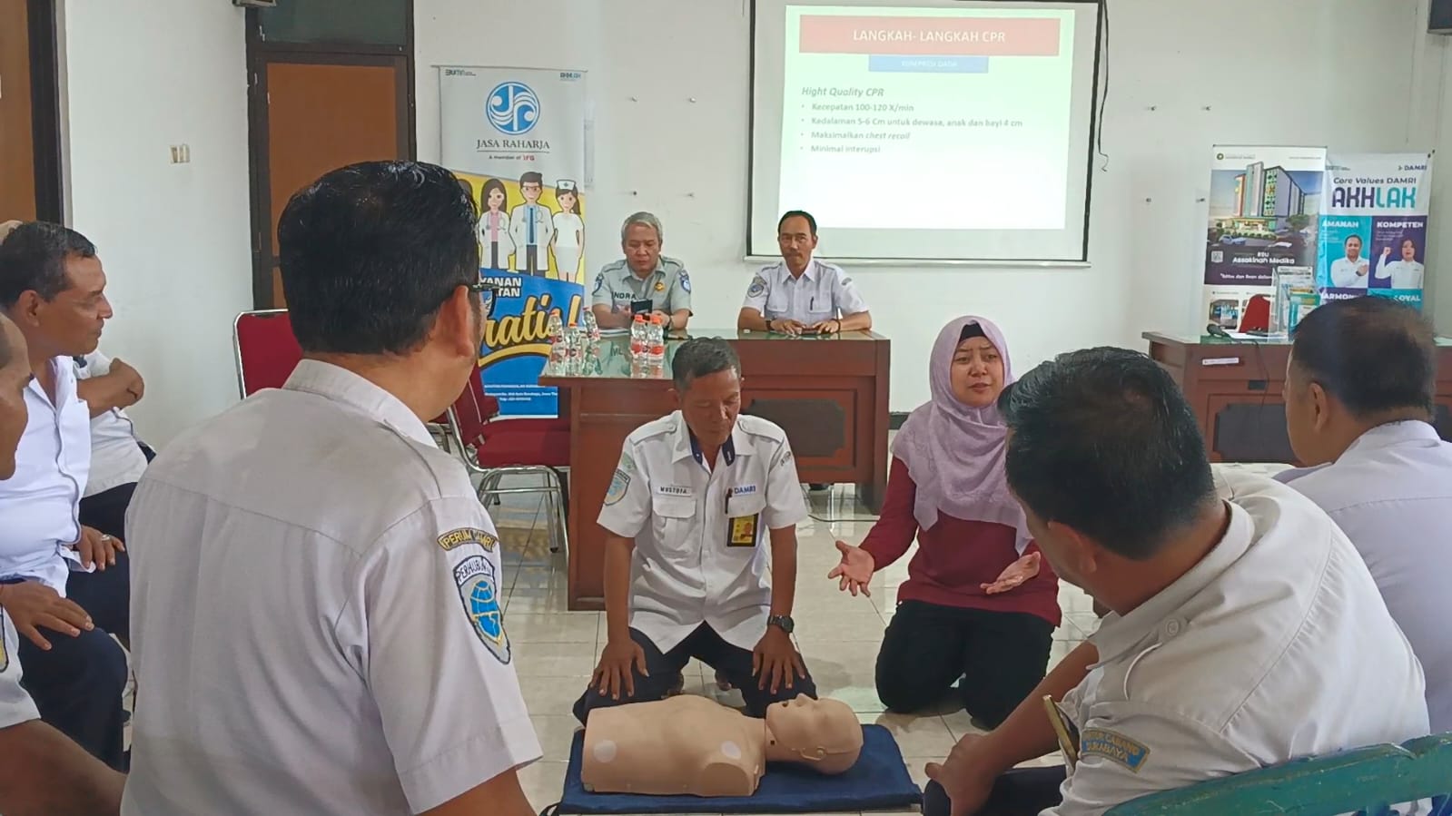 Zenni Afifah saat mencontohkan cara tepat melakukan resusitasi jantung paru. (Foto: Kholid/ IST)