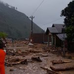 Situasi pascabencana semakin diperparah oleh minimnya pasokan listrik. Meski layanan internet melalui Starlink tersedia di beberapa titik, perangkat komunikasi tetap membutuhkan daya, dan ketika baterai habis, koneksi kembali terputus. (Foto: Dok. Rizki/ IST)