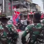 Aparat TNI membubarkan aksi sejumlah warga yang mengibarkan bendera bulan bintang. (Foto: tangkapan layar video amatir)