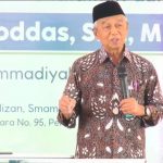 Ketua PP Muhammadiyah Dr Busyro Muqoddas SH MHum ketika menyampaikan tausiyah dalam Pengajian Umum dan Peresmian Masjid dan Asrama Al Mizan Smamio GKB Gresik, Sabtu (6/12/2025). (Foto: Ubay NA/ IST)