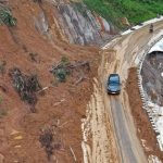 Salah satu jalan yang terdampak banjir bandang yang melanda Sumatera. (Foto: BNPB)