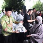 Jajaran Forkopimda Sidoarjo membagikan 1.000 paket sembako dan 1.000 porsi makan gratis dibagikan dalam Baksos pada Kamis (11/12/2025). (Foto: Humas)