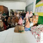 Pimpinan Wilayah Aisyiyah (PWA) Aceh menyalurkan bantuan bagi warga terdampak banjir bandang di Kabupaten Bireuen, Rabu (3/12/2025). (Foto: Rizki)