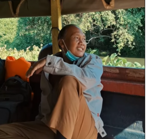 Berangkat Subuh, Pulang Siang: Laskar Pelangi Sidoarjo Naik Perahu Setiap Hari untuk Mengajar di Daerah Terpencil