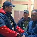 Wakil Ketua DPRK Aceh Tengah, H Hamdan SH (kiri, jaket merah-hitam), saat meninjau langsung lokasi bencana dan menyalurkan bantuan kepada warga terdampak. (Foto: Rizki/ IST)