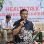 dr Gazali Rusdi SpOG menyampaikan paparannya dalam Health Talk memperingati Hari Ibu di halaman parkir belakang RS Muhammadiyah Siti Khodijah Gurah Kediri, Sabtu (20/12/2025). (Foto: Kholid/ IST)