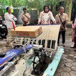 Wabup Sidoarjo Hj Mimik Idayana menyalurkan bantuan alsintan, Kamis (18/12/2025). (Dok.)