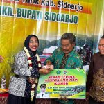 Wabup Sidoarjo Hj Mimik Idayana menyerahkan bantuan alat dan mesin pertanian (alsintan) secara simbolis di Desa Tarik, Selasa (16/12/2025). (Foto: Dok.)