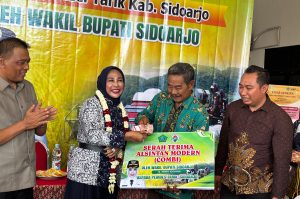 Wabup Sidoarjo Serahkan Mesin Combi di Desa Tarik, Dorong Modernisasi Pertanian dan Kesejahteraan Petani