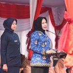 Wabup Sidoarjo Mimik Idayana memimpin upacara peringatan HUT Korpri, Senin (1/12/2025). (Foto: Humas)