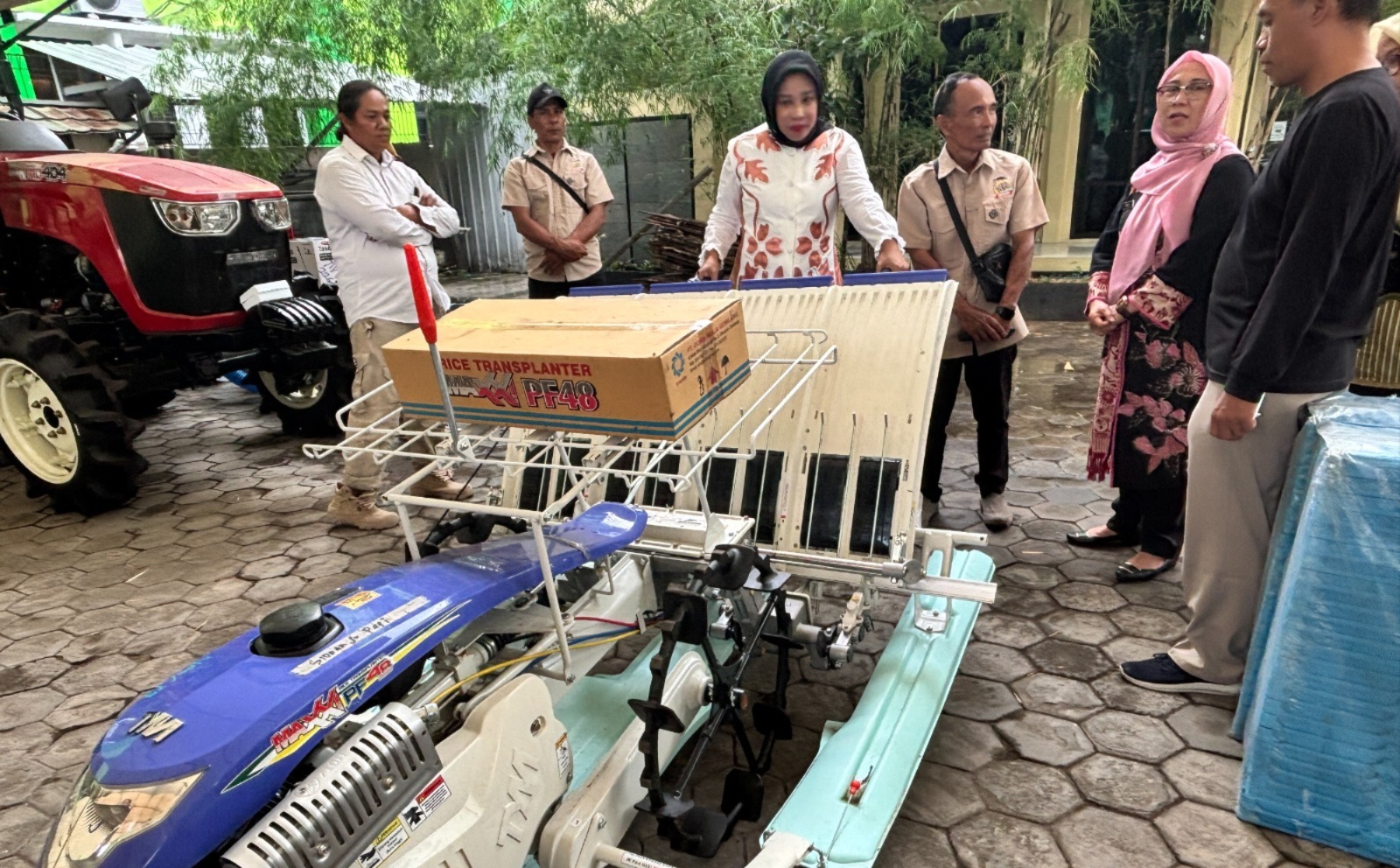 Wabup Sidoarjo Serahkan Bantuan Alsintan, Dorong Produktivitas dan Minat Generasi Muda Bertani