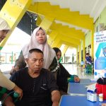 Layanan pemeriksaan kesehatan gratis yang digelar DPC PERADI SAI Sidoarjo berkolaborasi dengan RSU SMS di GOR Sidoarjo, Ahad (28/12/2025). (Foto: Kholid/ IST)