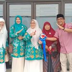 Ketua PWA Jawa Timur Dra Hj Rukmini Amar, MAP, didampingi Ketua PDA Sidoarjo Apt Muflikah SSi, Direktur RSU Aisyiyah Siti Fatimah Tulangan, dr Muhammad Hud Suhargono SpOG(K) Subsp Obginsos, serta Wakil Ketua PWM Jawa Timur sekaligus Rektor Umsida Dr Hidayatullah MSi, melakukan pemotongan pita pada peringatan Milad ke-35 RSU Aisyiyah Siti Fatimah Tulangan. (Foto: Kholid/ IST)