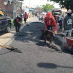 Petugas sedang menambal jalanan yang berlubang di salah satu titik lokasi di Sidoarjo. (Foto: Dok.)
