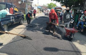 Tambal Jalan Rusak Akibat Banjir di Sejumlah Titik, Subandi Target Program Betonisasi Mulai Tahun Depan 