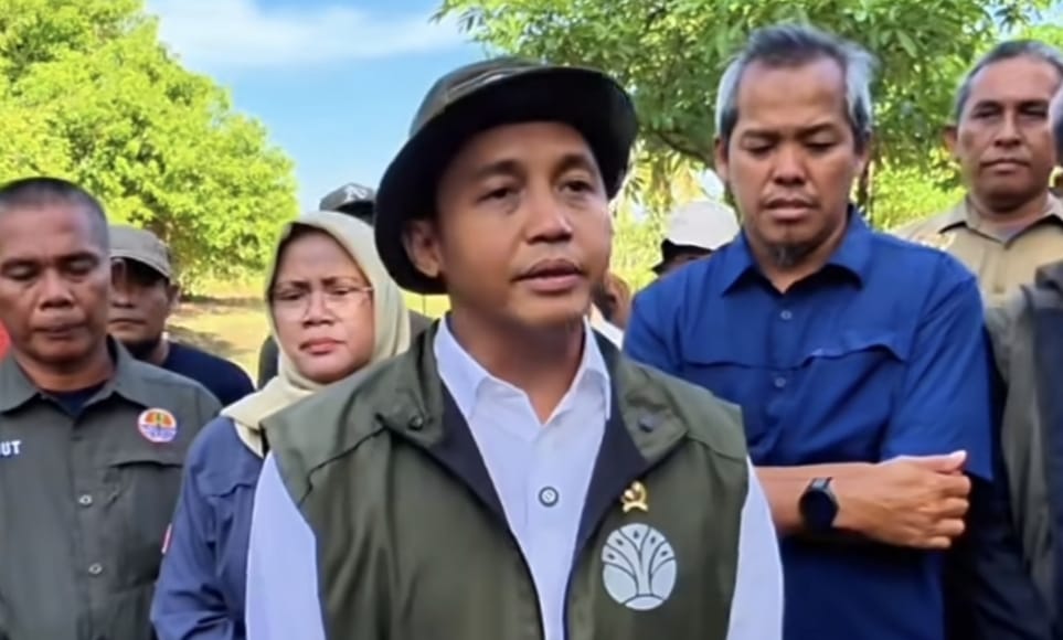 Menhut Minta Waktu Usut Kayu Gelondongan Banjir Sumatra: “Tim Kami Sedang Bekerja, dan Tak Ingin Ambil Kesimpulan Prematur”