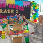 Siswa SD Sakri menunjukkan hasil karya berbahan daur ulang kepada wali murid. (Foto: Kholid/IST)