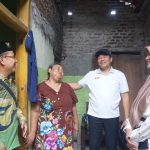 Bupati Sidoarjo H. Subandi SH MKn melakukan sidak Rumah Tidak Layak Huni (RTLH) di Desa Tebel, Kecamatan Gedangan, serta Desa Tambaksawah, Kecamatan Waru, Ahad (28/12/2025). (Foto: Humas)