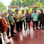 Bupati Sidoarjo H Subandi SH MKn ketika menyerahkan bantuan alsintan traktor roda empat secara simbolis kepada para petani tebu di PG Candi Baru, pada Kamis (11/12/2025). (Foto: Dok.)