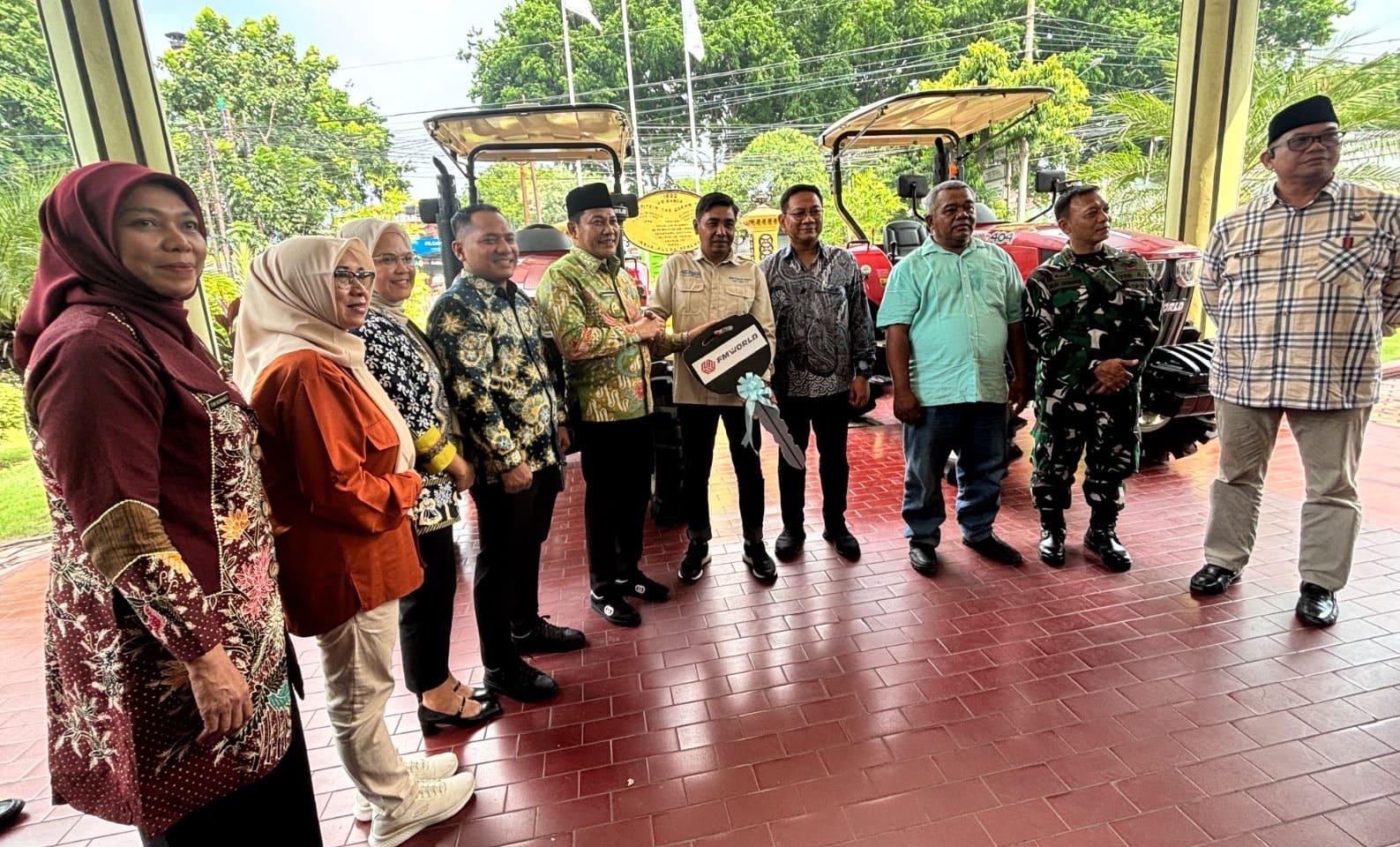 Serahkan Bantuan Alsintan untuk Petani, Bupati Subandi: Jangan Sampai Tidak Dirawat!