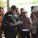 Bupati Sidoarjo H Subandi SH MKn meninjau progres pengerjaan pembangunan Pos Damkar Sukodono, Senin (15/12/2025). (Foto: Dok.)