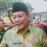 Bupati Sidoarjo, H Subandi SH MKn, menyampaikan keterangan kepada awak media di kawasan Pabrik Gula (PG) Candi Baru, Selasa (11/12/2025). (Foto: Lukman/ Ubay NA)