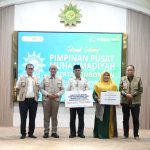 Ketua Umum PP Muhammadiyah Haedar Nashir menyerahkan bantuan kemanusiaan untuk korban banjir dan longsor di Sumatera Utara, Senin (15/12/2025). (Foto: Dok. Medkom Muhammadiyah)