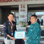 SDIT Insan Kamil menyalurkan bantuan untuk korban bencana Sumatera melalui Lazismu Lampung. (Foto: Dok. Lazismu)