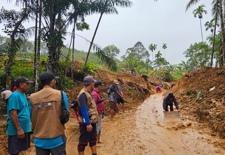 Para relawan berusaha membuka jalur usai bencana banjir dan longsor yang menimpa sejumlah daerah di Sumatera. (Foto: Humas UMM)