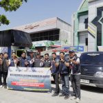 Relawan Muhammadiyah Lampung menyalurkan bantuan bagi para penyintas bencana banjir dan tanah longsor di Sumatera Barat. (Foto: Dok. Tri Priyo/ MPI PWM Lampung)