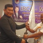Ketua Umum IBCA MMA Pengprov Jatim, Arief Budi Prasetyo SH MH menyerahkan Bendera Pataka kepada Ketua Umum IBCA MMA Kabupaten Sidoarjo H. Etar SH MH, sebagai simbol estafet Kepemimpinan dan Kepengurusan Baru. (Foto: Kholid/ IST)