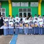 Penyaluran bantuan paket pendidikan oleh PDPM Simeulue bekerja sama dengan BSI Maslahat. (Foto: Rizki/ IST)
