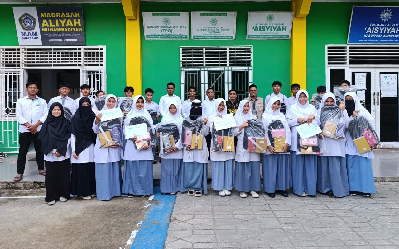 Pemuda Muhammadiyah Simeulue Gandeng BSI Maslahat Salurkan Bantuan Paket Pendidikan