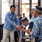 Bupati Sidoarjo H Subandi SH MKn memberikan penghargaan kepada tujuh kafilah asal Kota Delta yang berhasil meraih juara pertama dalam MTQ Jawa Timur, Ahad (11/1/2206).