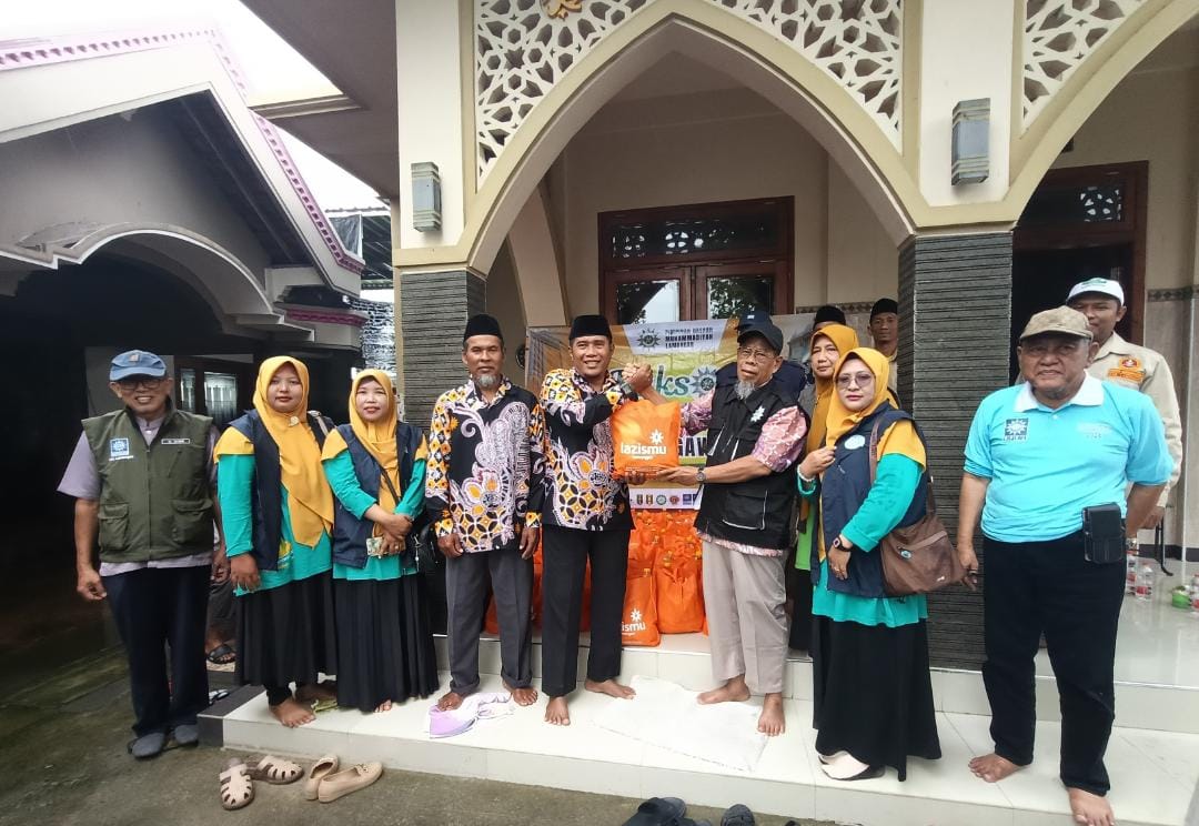 Komitmen Bantu Warga Terdampak Banjir Bengawan Jero, Muhammadiyah Lamongan Gelar Bakti Sosial dan Salurkan Bantuan