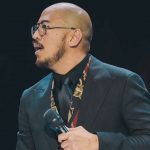 Komika senior Pandji Pragiwaksono dalam salah satu cuplikan pertunjukan stand up comedy spesial bertajuk Mens Rea. (Foto: tangkapan layar)