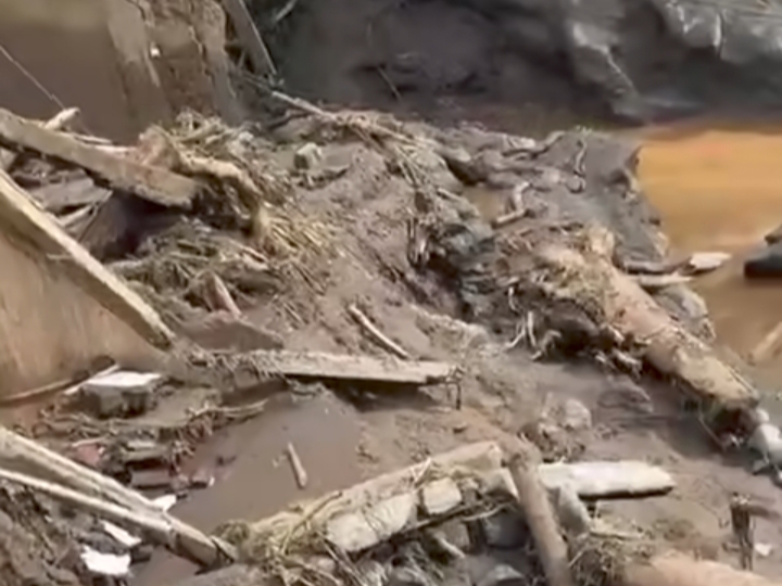 Banjir Bandang Terjang Lereng Gunung Slamet, Akibatkan Korban Jiwa dan Jembatan Putus