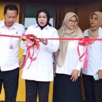 Pemotongan pita meresmikan empat ruang kelas baru SDN Sidodadi Candi, Rabu (7/1/2026). (Foto: Dok.)