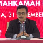 Ketua MKMK I Dewa Gede Palguna saat membacakan Laporan Pelaksanaan Tugas MKMK Tahun 2025, yang disiarkan di kanal resmi Mahkamah Konstitusi. (Foto: tangkapan layar)