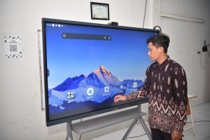 Dampak Papan Interaktif Digital di Pasuruan, Guru Lebih Inovatif dan Siswa Lebih Antusias