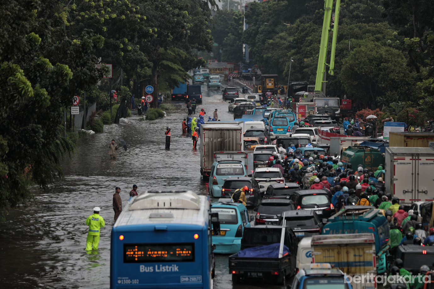 Peringatan Dini BMKG: Hujan Lebat dan Angin Kencang Berpotensi Landa Jabodetabek Sore Ini