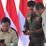 Presiden RI Prabowo Subianto saat memberikan arahan pada rapat terbatas di lokasi pembangunan rumah hunian Danantara di Kabupaten Aceh Tamiang, Kamis (1/1/2026). (Foto: Setpres)