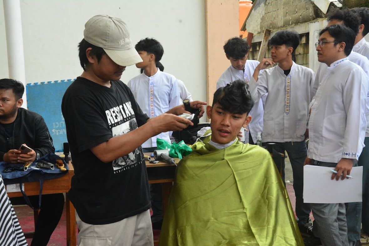 Suara Mesin Cukur di Sekolah, Cara SMAM DUMA Mendidik Tanpa Razia Potong Rambut