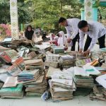 Para guru dan murid MIN 4 Langkat gotong royong membersihkan buku-buku dan dokumen di sela-sela kegiatan pembelajaran. (Foto: Kemenag)