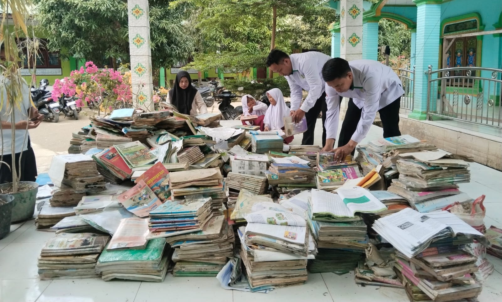 Pascabencana, Madrasah di Sumatera Utara Laksanakan Pembelajaran sambil Gotong Royong Berbenah