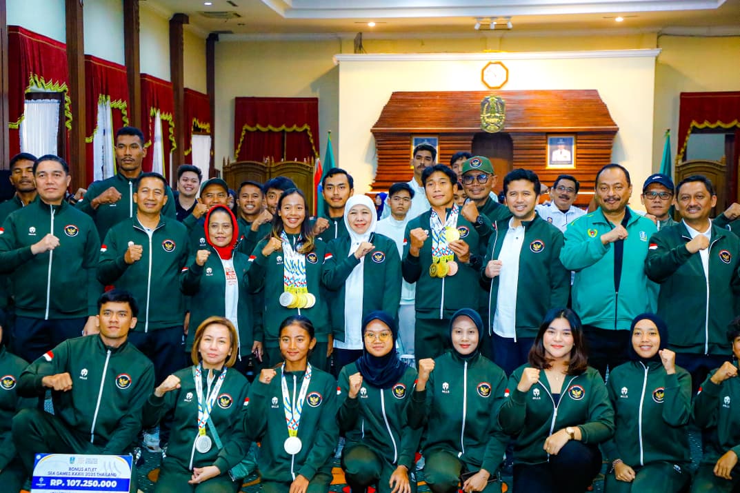 Khofifah Serahkan Bonus Rp8 Miliar untuk 161 Atlet dan Pelatih SEA Games 2025